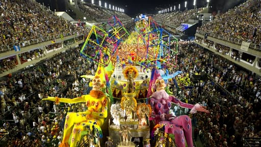 Les étudiants de l'école de samba Grande Rio sur le Sambodrome.