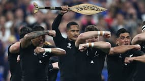 La pagaie d'Aaron Smith lors du haka des All Blacks avant France vs Nouvelle-Zélande, match d'ouverture de la Coupe du monde de rugby 2023