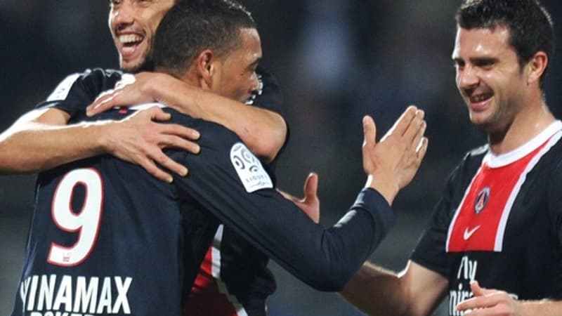 Guillaume Hoarau félicité par Nenê et Motta