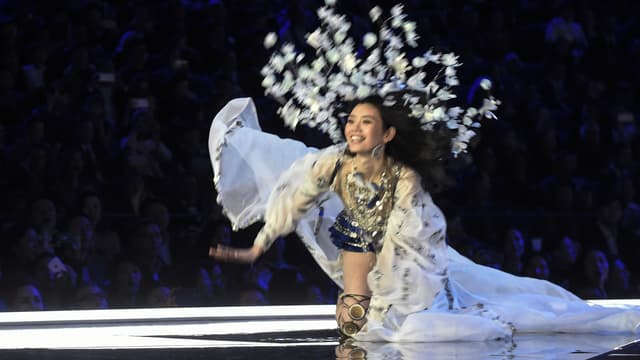 Ming Xi a chuté alors qu'elle défilait pour Victoria's Secret en Chine, le 20 novembre 2017