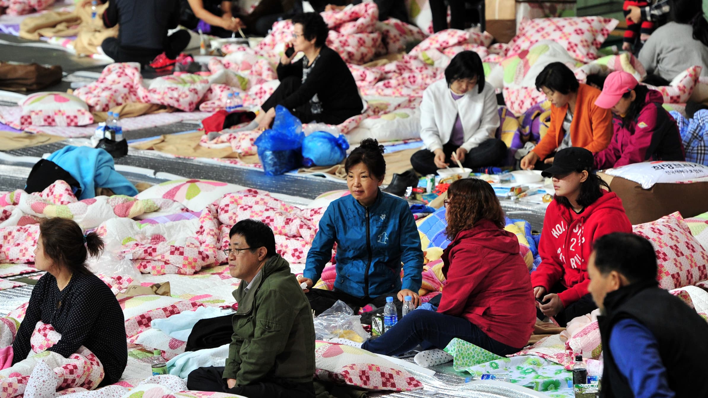 Des proches de passagers du ferry, rassemblés dans un gymnase, sur l'île de Jindo, le 17 avril. Des proches de passagers du ferry, rassemblés dans un gymnase, sur l'île de Jindo, le 17 avril.