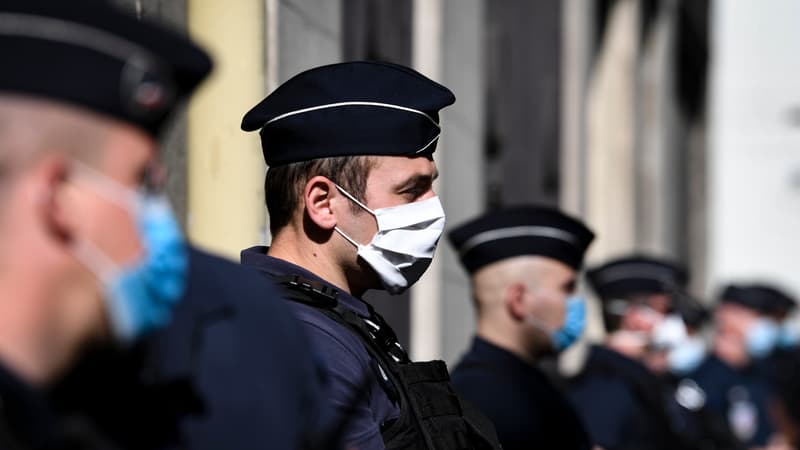 Un policier portant un masque à Paris.