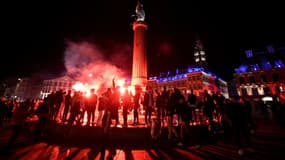 Les supporters lillois fêtent la victoire de leur club, sacré champion de France de L1, le 23 mai 2021 à Lille