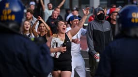 Les femmes se montrent désormais plus facilement dans les manifestations des mouvements d'extrême droite contre les migrants au Royaume-Uni (Bristol, 3 août 2024)