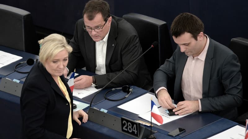 Marine Le Pen, Louis Aliot (en haut, à gauche) et Florian Philippot (en haut, à droite) au Parlement européen. 