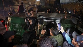 Des membres de la branche armée du Hamas arrivent dans un véhicule dans une rue de Khan Yunis, dans le sud de la bande de Gaza, le 15 janvier 2025.