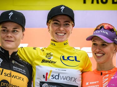 La maillot jaune Demi Vollering avec Lotte Kopecky et Katarzyna Niewiadoma, 30 juillet 2023
