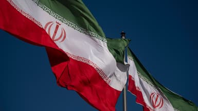 Des drapeaux iraniens brandis lors d'un mouvement en soutien au gouvernement au sud de Téhéran (Iran) le 30 décembre 2025.