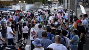 Des Chinois sur le marché de Xinfadi à Pékin le 14 juin dernier.