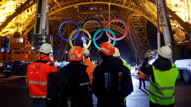 Paris 2024: les images des anneaux olympiques retirés de la tour Eiffel (1/1)