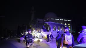 Des dégâts sont visibles dans une mosquée près de l'aéroport militaire de Mezze après une attaque de roquette, causant des dommages matériels au bâtiment, à Damas, en Syrie, le 4 janvier 2026. 