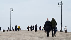 Des promeneurs à Trieste, en Italie.