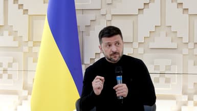 Le président ukrainien Volodymyr Zelensky s'exprime lors d'une conférence de presse à l'ambassade d'Ukraine, à Ankara, le 15 mai 2025.
