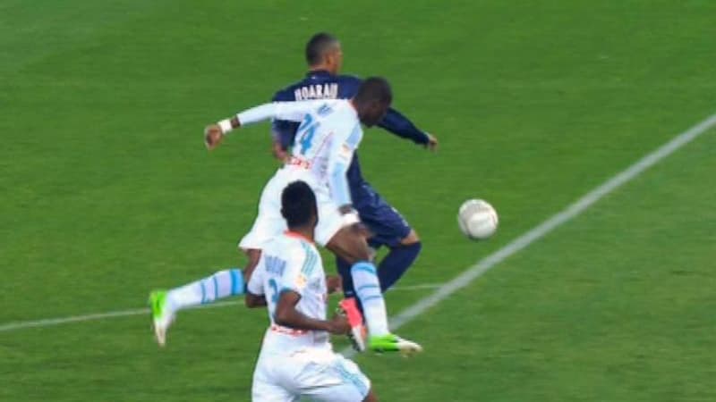 Rod Fanni à la lutte avec Guillaume Hoarau