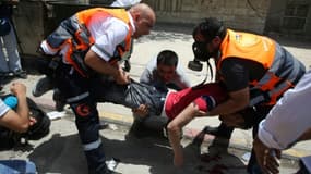 Des secouristes transportent le corps d'un Palestinien tué par un colon israélien lors de heurts à Naplouse, le 18 mai 2017 en Cisjordanie