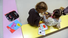 Des enfants dans une bibliothèque à Firmi (Aveyron), le 14 janvier 2013