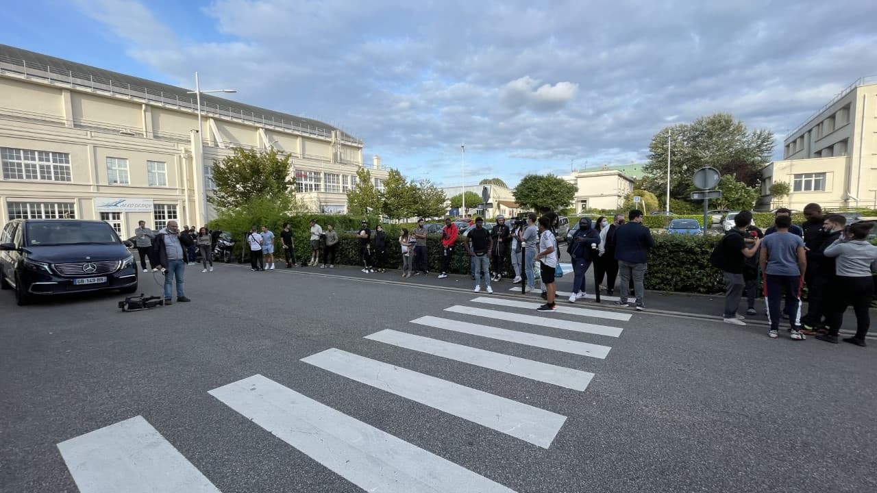 Les supporters parisiens attendent Messi au Bourget