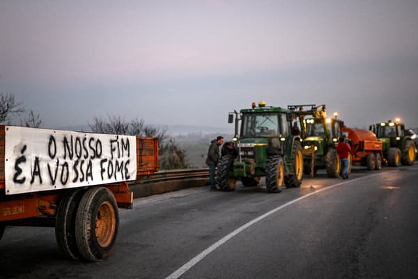 Une banderole portant l'inscription "Notre fin est votre faim" sur un tracteur lors d'une manifestation d'agriculteurs portugais, à Golega, à 130 km de Lisbonne, le 30 janvier 2023. Une banderole portant l'inscription "Notre fin est votre faim" sur un tracteur lors d'une manifestation d'agriculteurs portugais, à Golega, à 130 km de Lisbonne, le 30 janvier 2023.
