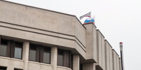 Le drapeau russe hissé sur le Parlement de Crimée, jeudi 27 février.