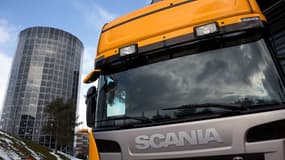 Un camion de marque scania, propriété de Triton