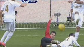 Robin van Persie reçoit le ballon dans la tête