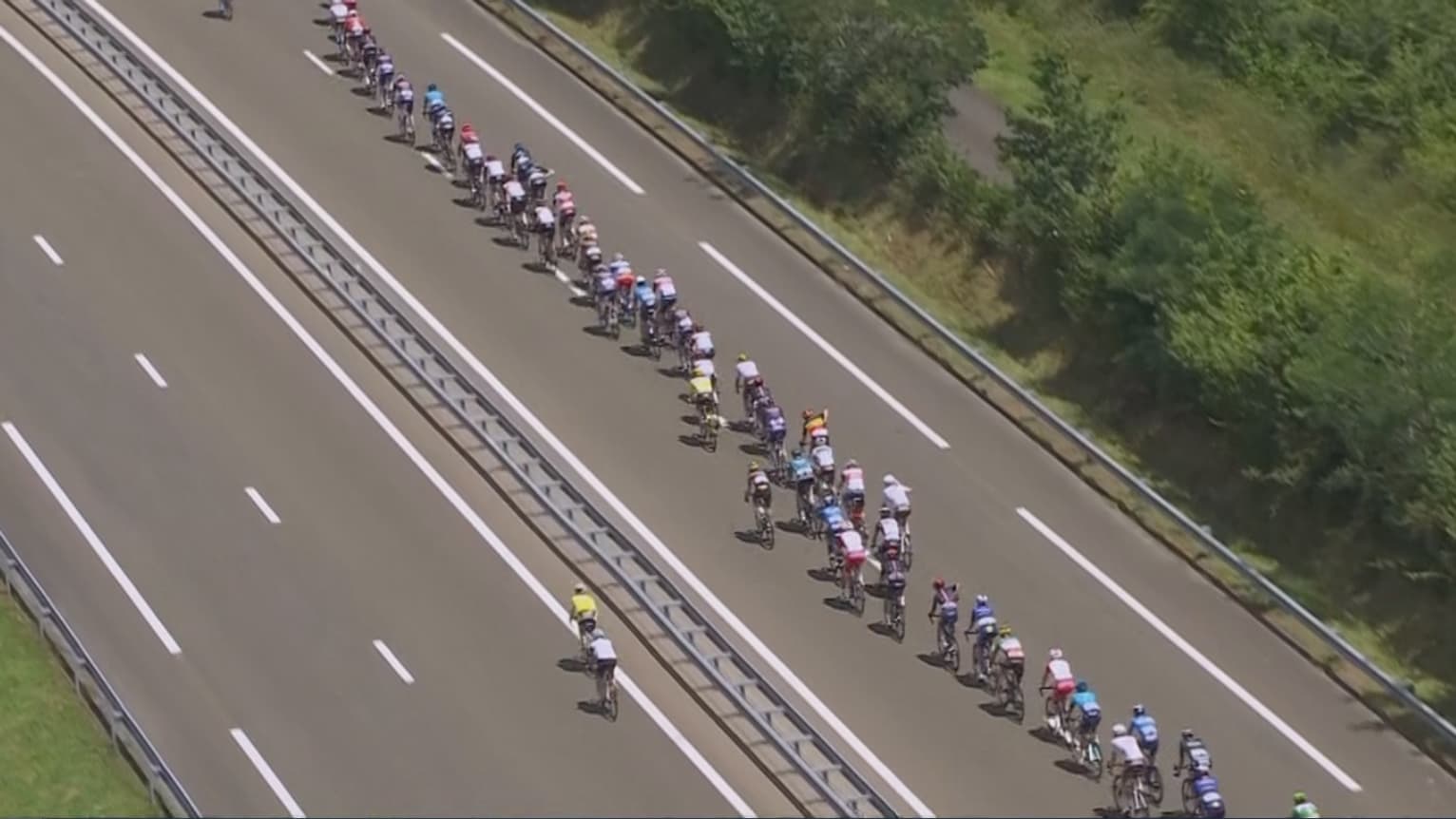 Deux cyclistes amateurs se jaugent à côté du peloton Deux cyclistes amateurs se jaugent à côté du peloton