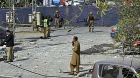 Des responsables de la sécurité pakistanaise examinent le site d'une attentat à la bombe à Lahore le 23 février 2017