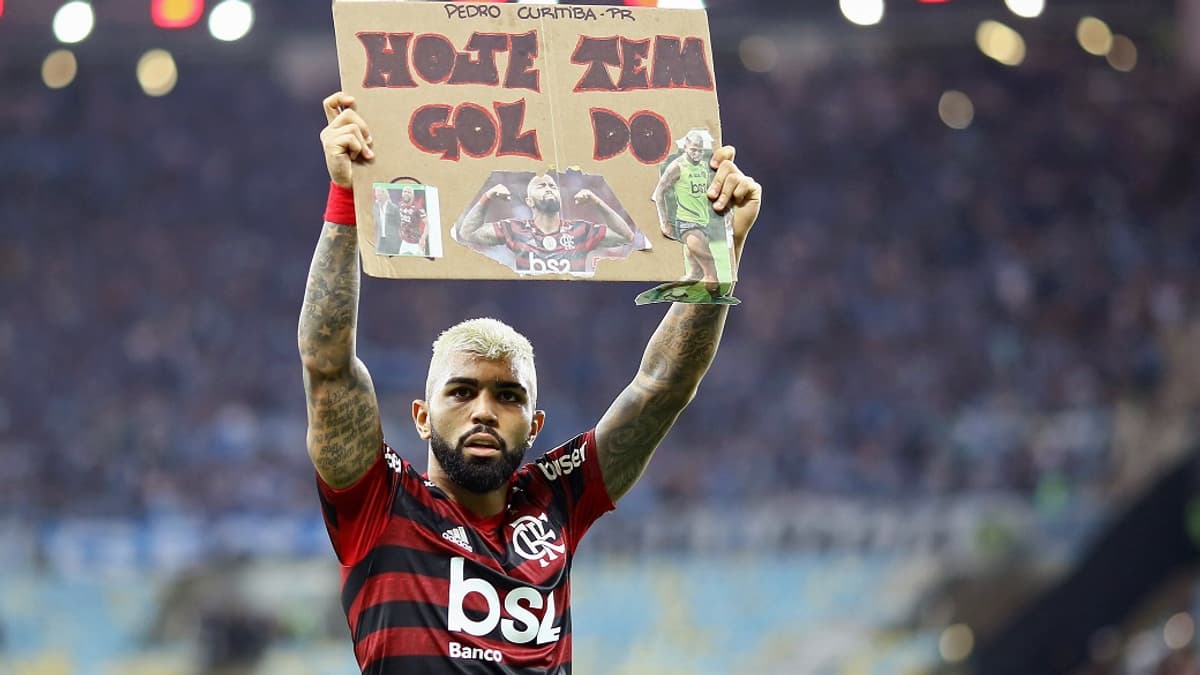 Gabigol avec une pancarte annonçant un but... de Gabigol Gabigol avec une pancarte annonçant un but... de Gabigol