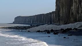 Une falaise a subi un éboulement entre les communes de Veules-les-Roses et Sotteville-sur-Mer, en Seine-Maritime