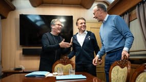 Macron, Merz (à droite) et Starmer (à gauche) dans un train de nuit le 9 mai 2025