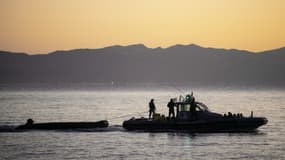 Un bateau de garde-côte tracte un bateau pneumatique utilisé par des migrants pour rejoindre la Grèce, en 2019
