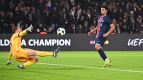 Warren Zaïre-Emery trompe Jan Oblak d'un ballon piqué qui fait chavirer le Parc des Princes, le 6 novembre 2024