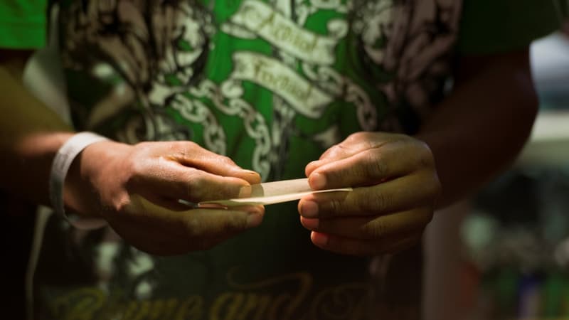 Un homme roule un joint à l'Expo Cannabis en Afrique du Sud (illustration)