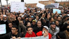 Plusieurs milliers de personnes se sont rassemblées dimanche à Rabat pour exiger du roi Mohamed VI qu'il transfère une partie de ses prérogatives à un gouvernement élu et prenne des mesures énergiques contre la corruption. /Photo prise le 20 février 2011/