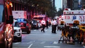 Des policiers sont vus près de véhicules d'urgence alors qu'ils interviennent à la suite d'une fusillade dans le quartier de Midtown Manhattan à New York, le 28 juillet 2025.