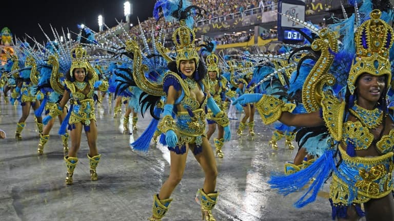 Danseurs d'une école de samba lors du carnaval de Rio, le 24 février 2020