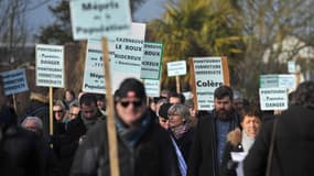 Des riverains manifestent pour réclamer la fermeture du centre de déradicalisation de Pontourny, le 11 février 2017.