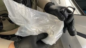Un adjoint du shérif montre l'Apple AirTag qui a été utilisé pour attraper des voleurs de courrier en Californie, en août 2024.