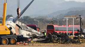 Le Boieng 737-800 qui a pris feu et s'est écrasé à l'aéroport de Muan en Corée du Sud 