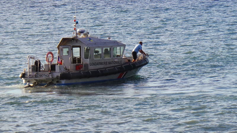 Des gendarmes tentent de retrouver le corps de l'adolescente de 15 ans mortellement attaquée par un requin ce lundi, à Saint-Paul sur l'Ile de la Réunion.