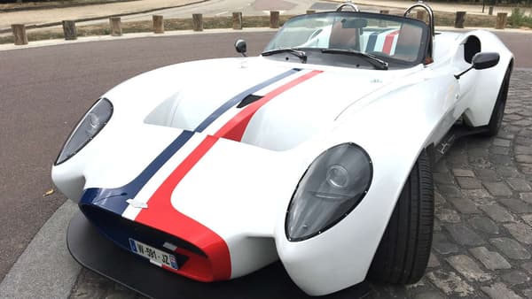 Avec son long capot, la Design One parait immense. Si elle est assez large (1,84 mètre), sa longueur équivaut à celle d’une petite citadine type Renault Twingo. Avec son long capot, la Design One parait immense. Si elle est assez large (1,84 mètre), sa longueur équivaut à celle d’une petite citadine type Renault Twingo.