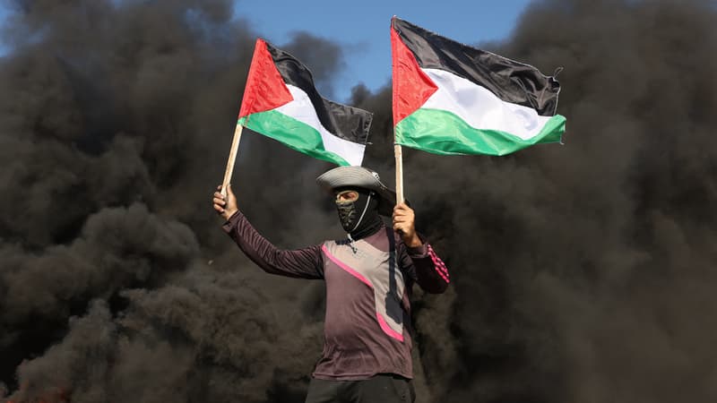 Un jeune palestinien avec un drapeau de la Palestine à la frontière de Gaza lors d'une manifestation en juillet 2023