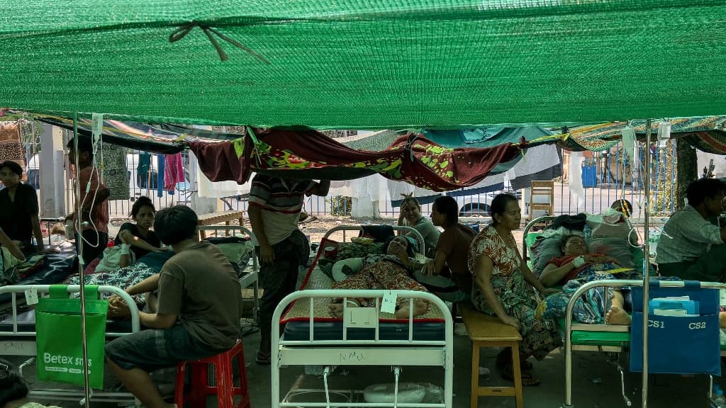 Des lits d'hôpital installés dans la rue à Mandalay en Birmanie, le 31 mars 2025