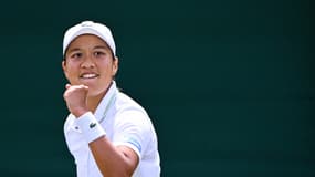 La Française Harmony Tan célèbre sa victoire contre la Britannique Katie Boulter à la fin de leur match de tennis féminin en simple lors de la sixième journée des Championnats de Wimbledon 2022, le 2 juillet 2022.