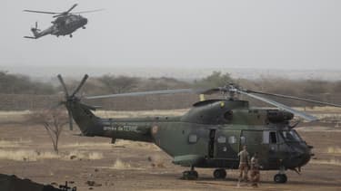 (Photo d'illustration) Un hélicoptère français "Puma" à une base des forces maliennes, le 27 mars 2019, au Mali.