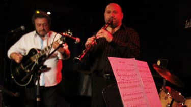Jean-François Copé joue du piano avec son groupe les "Melding Potes", le 26 avril 2010 au Petit Journal Montparnasse à Paris.