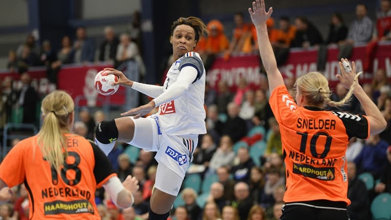 Allison Pineau face à la défense des Pays-Bas