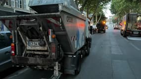 Entre six et sept camions de la métropole se trouvaient sur le boulevard Eugène-Pierre pour vider les poubelles et nettoyer les trottoirs dans le quartier du Camas à Marseille.