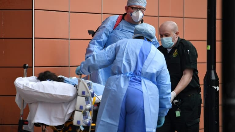 Un patient arrive au Royal Hospital de Londres le 8 janvier 2021.