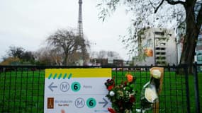 Des fleurs déposées sur les lieux où un touriste a été poignardé lors d'une attaque près de la Tour Eiffel, le 3 décembre 2023 à Paris